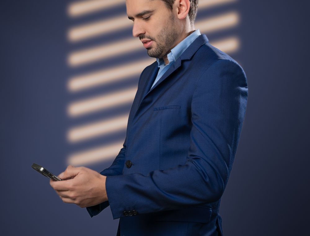 تاجر يدير متجره ويتابع طلباته من هاتفه